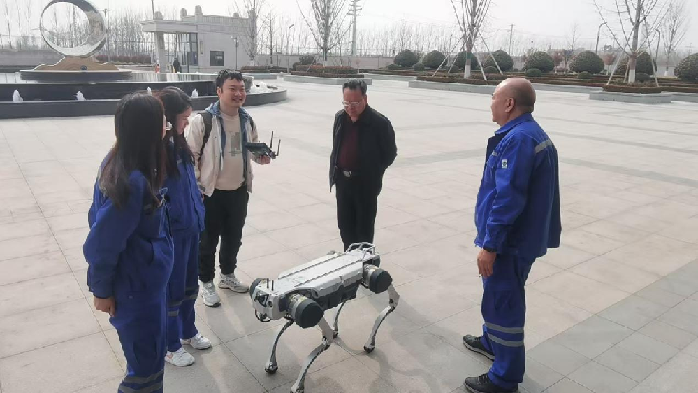 济宁康华机电科技有限公司与杭州云深处科技有限公司 合作的智能机器狗在山东盛发焦化巡检获好评